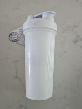 28 oz classic blender bottle for protein shakes bpa free. White.